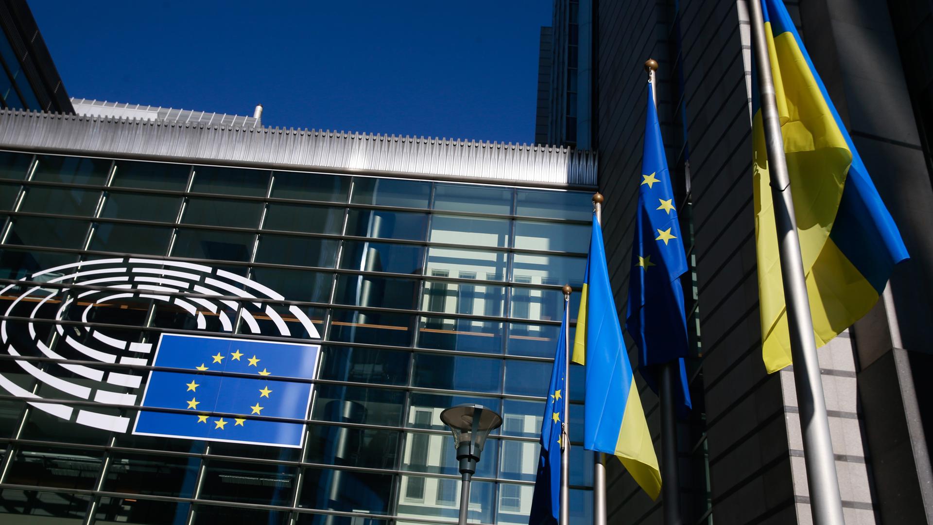 Ukrainische und EU-Flaggen vor dem Europäischen Parlament