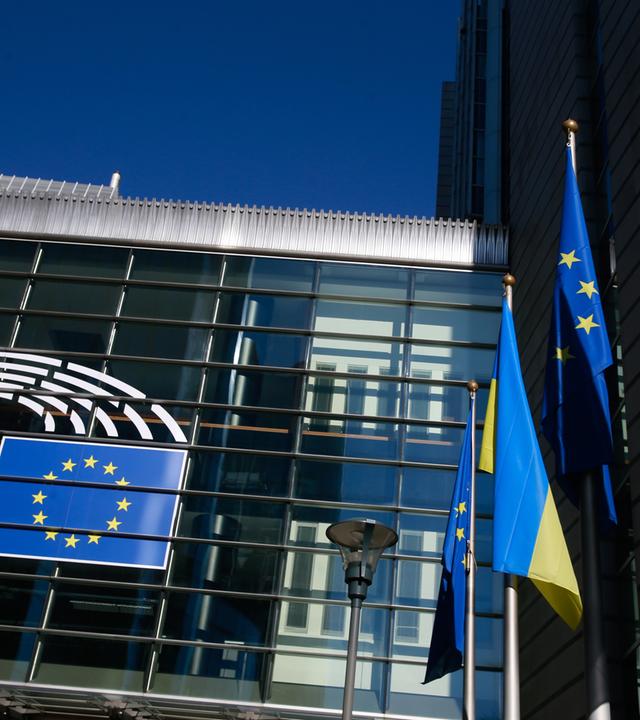 Ukrainische und EU-Flaggen vor dem Europäischen Parlament