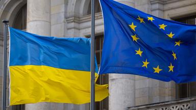 Flaggen der Ukraine und der Europäischen Union