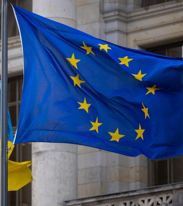 Flaggen der Ukraine und der Europäischen Union