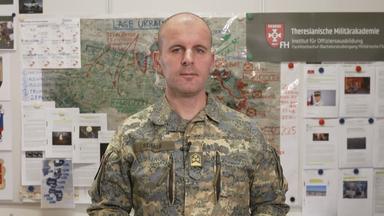Oberst Markus Reisner in seinem Büro vor einer Ukraine Karte.