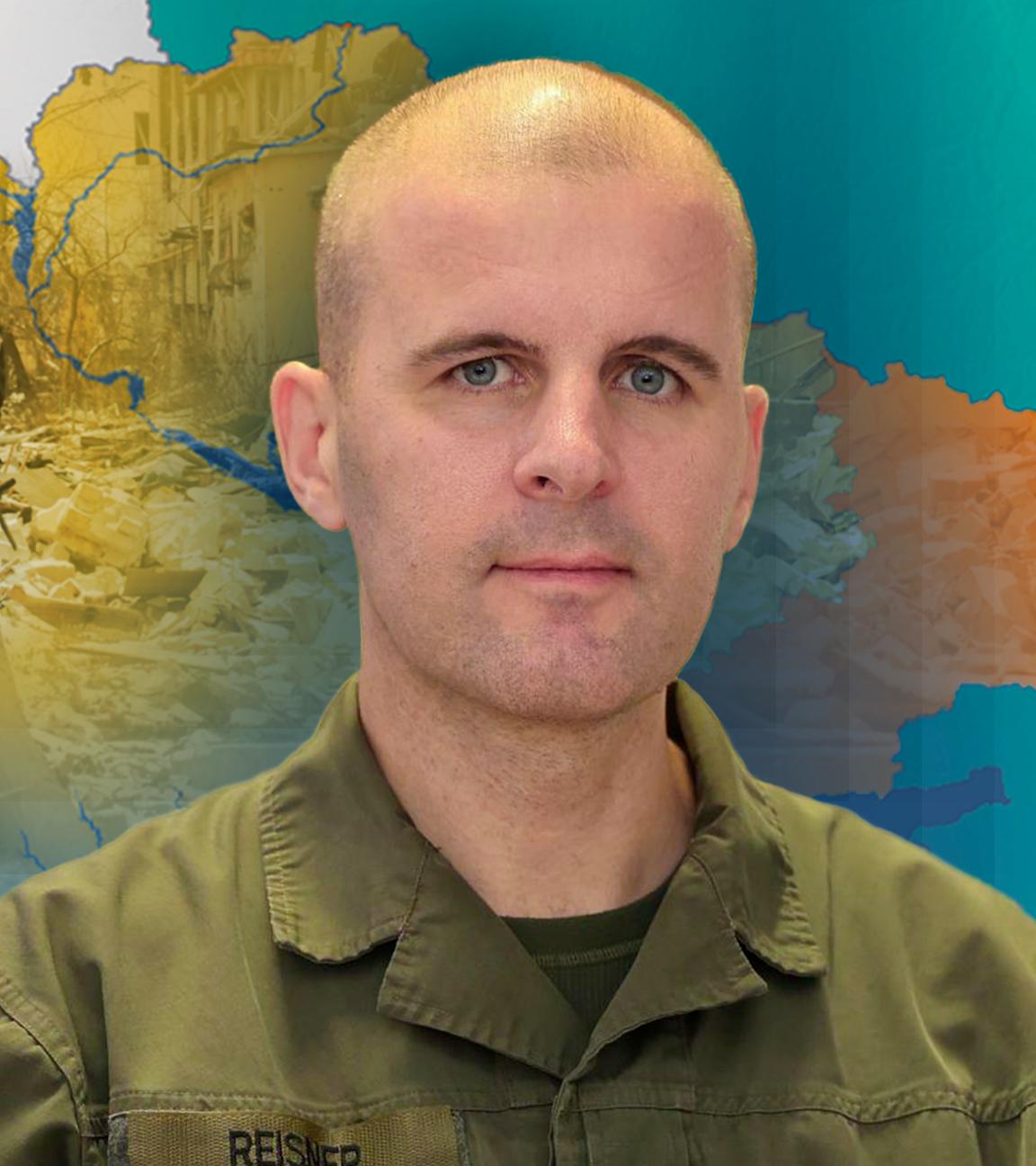 Oberst Markus Reichner vor einer Karte der Ukraine.