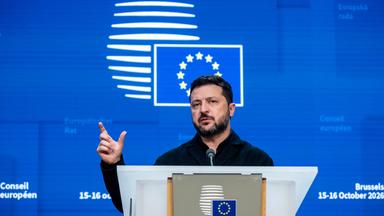 Wolodymyr Selenskyj, Präsident der Ukraine, spricht bei einer Pressekonferenz beim EU-Gipfel.