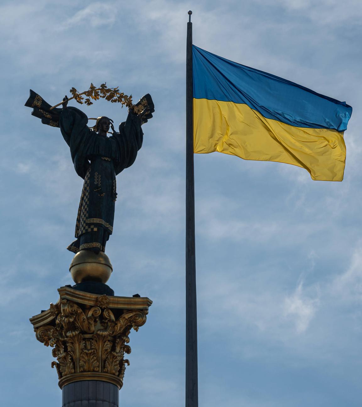Ukrainische Flagge bei einer Kundgebung zum Nationalflaggentag in Kyjiw.