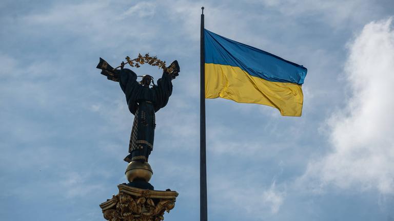 Ukrainische Flagge bei einer Kundgebung zum Nationalflaggentag in Kyjiw.