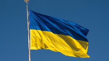 Die ukrainische Nationalflagge weht im Wind.