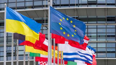 Flaggen der EU-Mitgliedstaaten sowie die Ukraine-Flagge und die EU-Flagge wehen vor dem Europäischen Parlament in Straßburg.