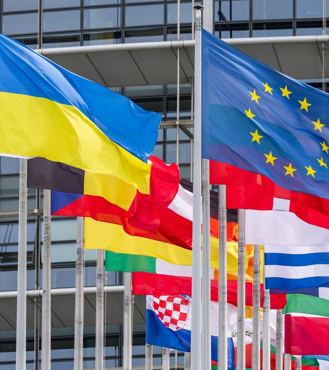 Flaggen der EU-Mitgliedstaaten sowie die Ukraine-Flagge und die EU-Flagge wehen vor dem Europäischen Parlament in Straßburg.