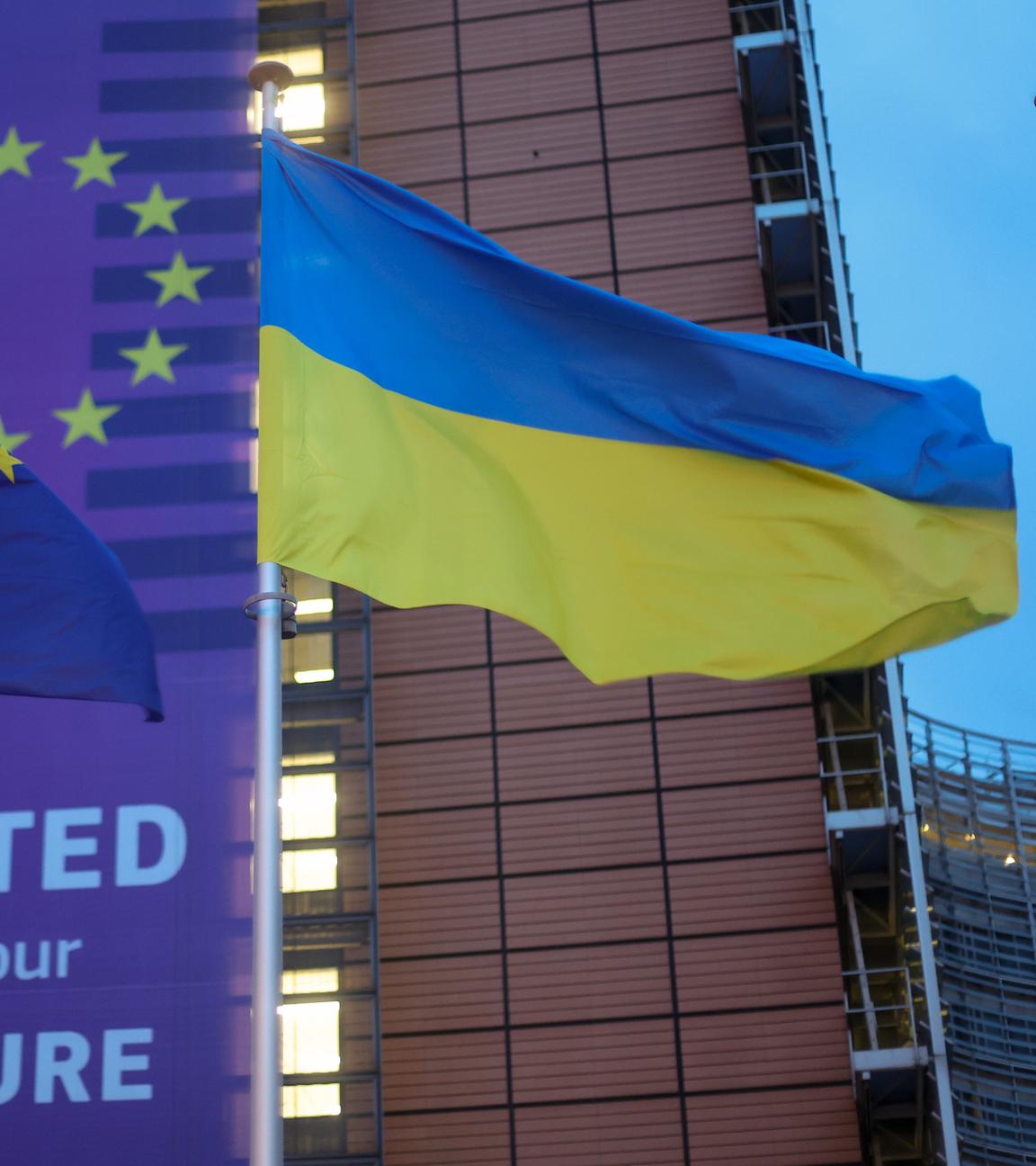 EU-Flagge und ukrainische Flagge vor EU-Kommission