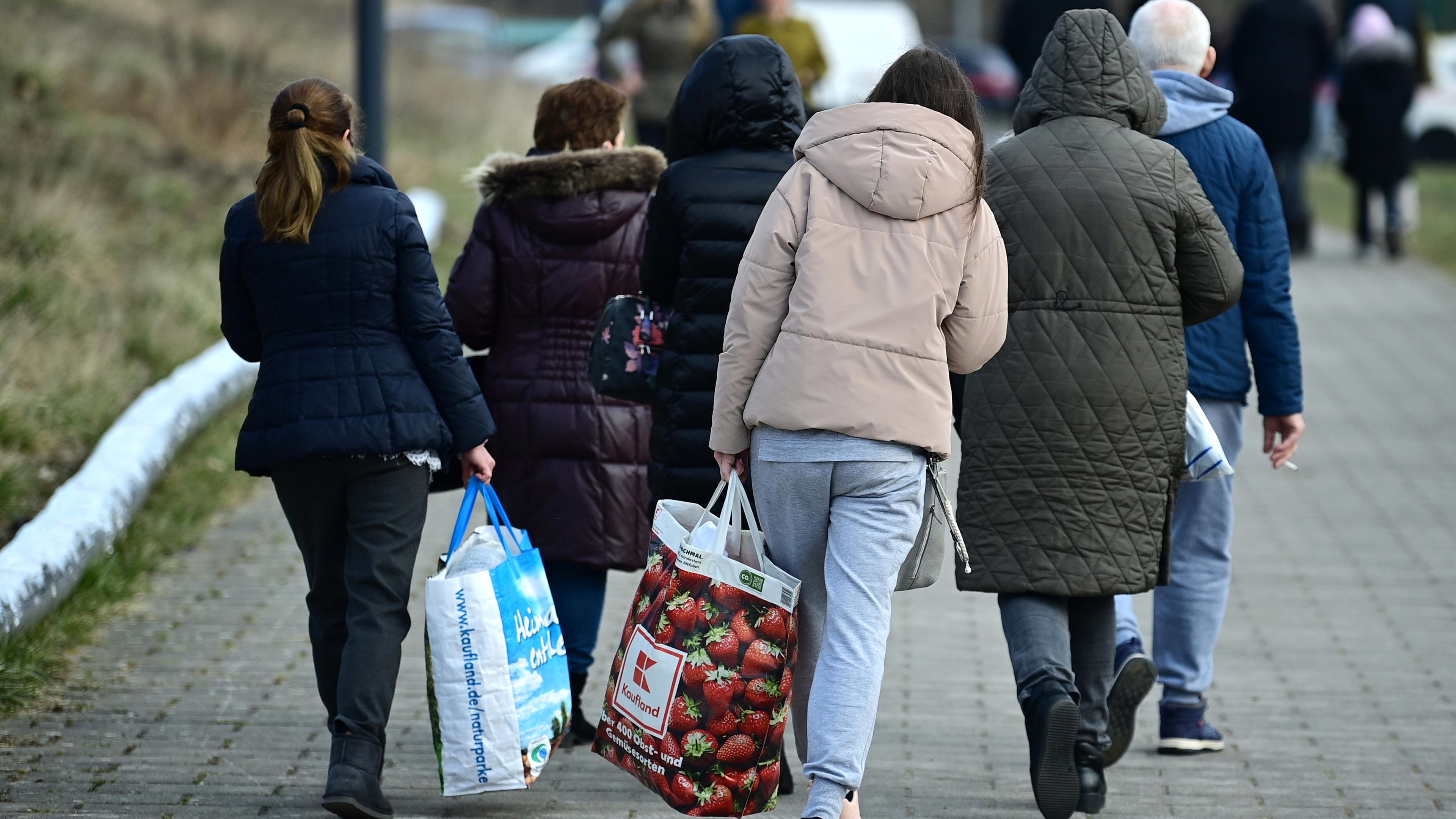 Ukrainische Flüchtlinge gehen nach ihrer Registrierung in der Orangerie der Biosphäre zur Straße, aufgenommen am 10.03.2022 in Potsdam