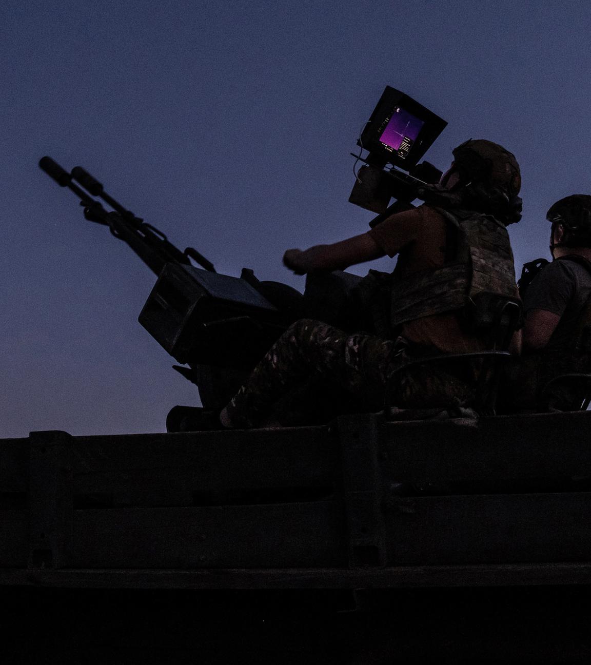 Zwei Soldaten einer Flugabwehrartilleriebrigade der ukrainischen Armee scannen ihren Sektor an der Südfront der Ukraine nach Shahed-Drohnen ab
