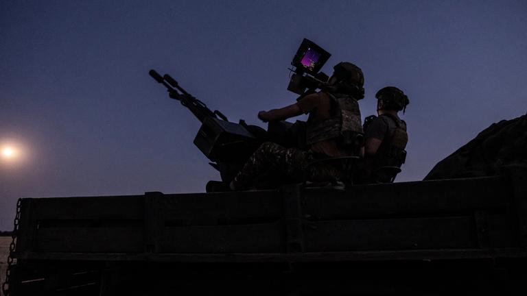 Zwei Soldaten einer Flugabwehrartilleriebrigade der ukrainischen Armee scannen ihren Sektor an der Südfront der Ukraine nach Shahed-Drohnen ab