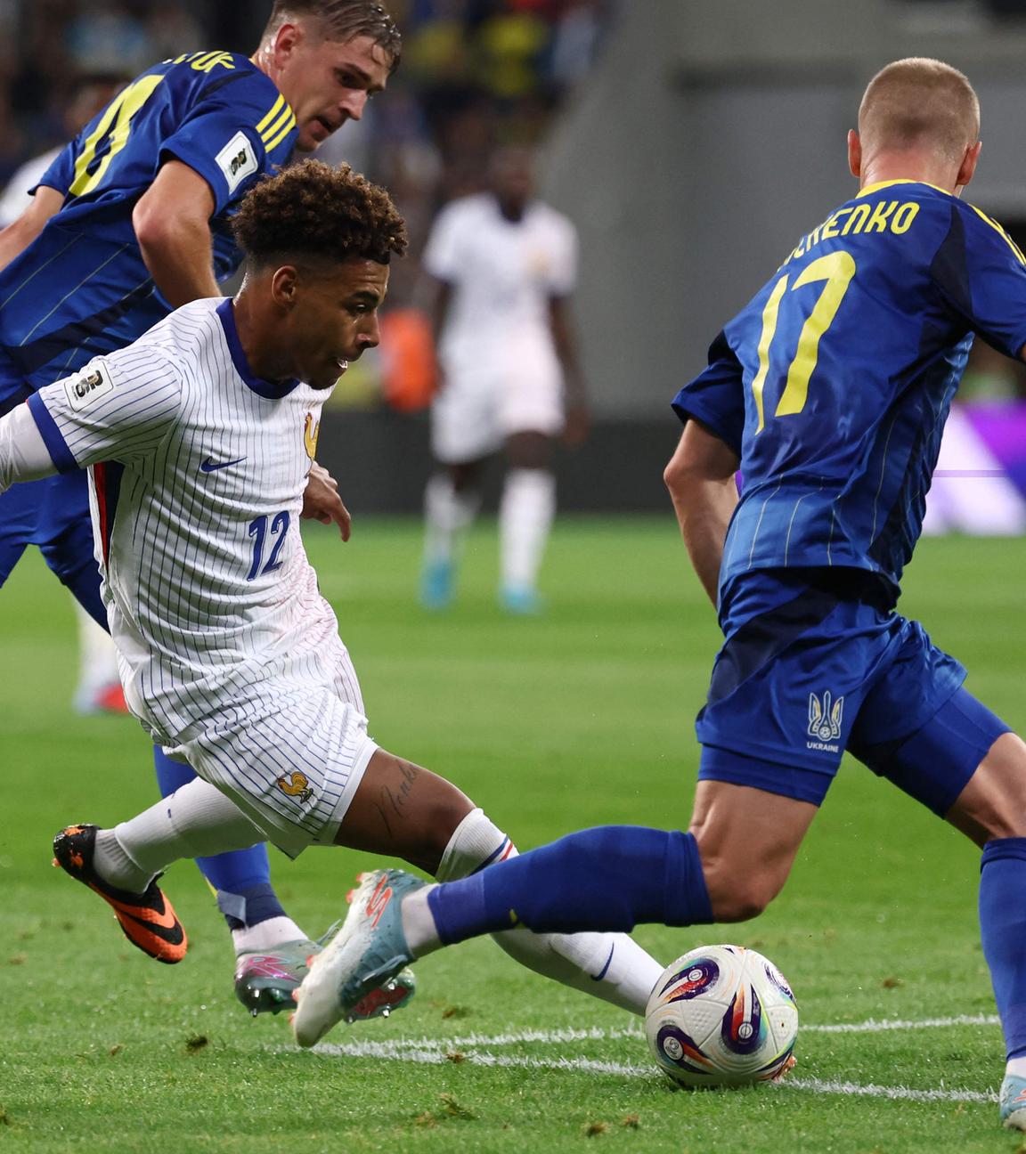Désiré Doué (Mitte) setzt zum Schuss an, der Ukrainer Oleksandr Zinchenko will blocken.
