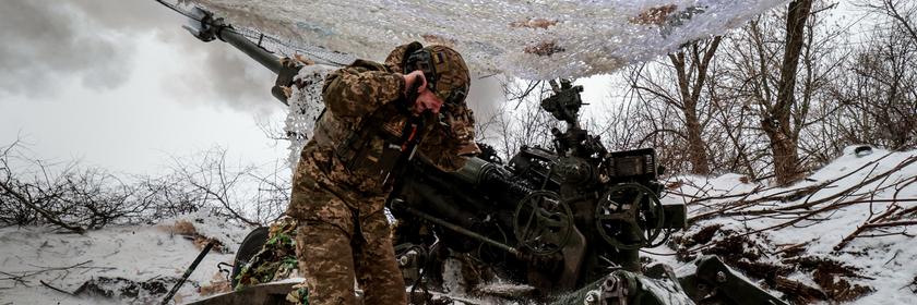 Ein Soldat hält sich vor Kriegsgerät die Ohren zu.