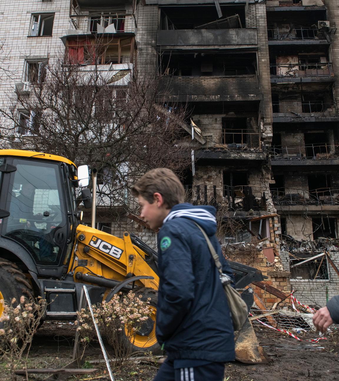 Ein Bagger beseitigt Trümmer nach einem russischen Angriff auf ein neunstöckiges Wohngebäude in der Stadt Wyschhorod in der Region Kiew