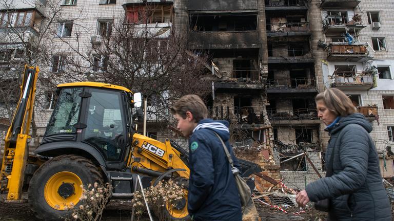 Ein Bagger beseitigt Trümmer nach einem russischen Angriff auf ein neunstöckiges Wohngebäude in der Stadt Wyschhorod in der Region Kiew