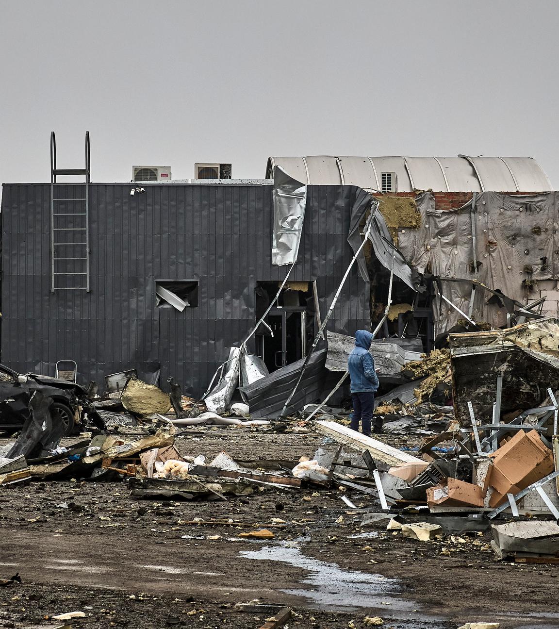Zerstörte Gebäude aus Kharkiv sind zu sehen.