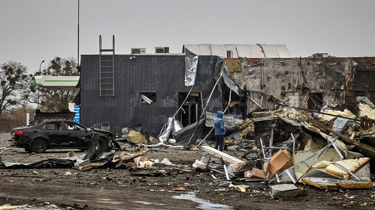 Zerstörte Gebäude aus Kharkiv sind zu sehen.