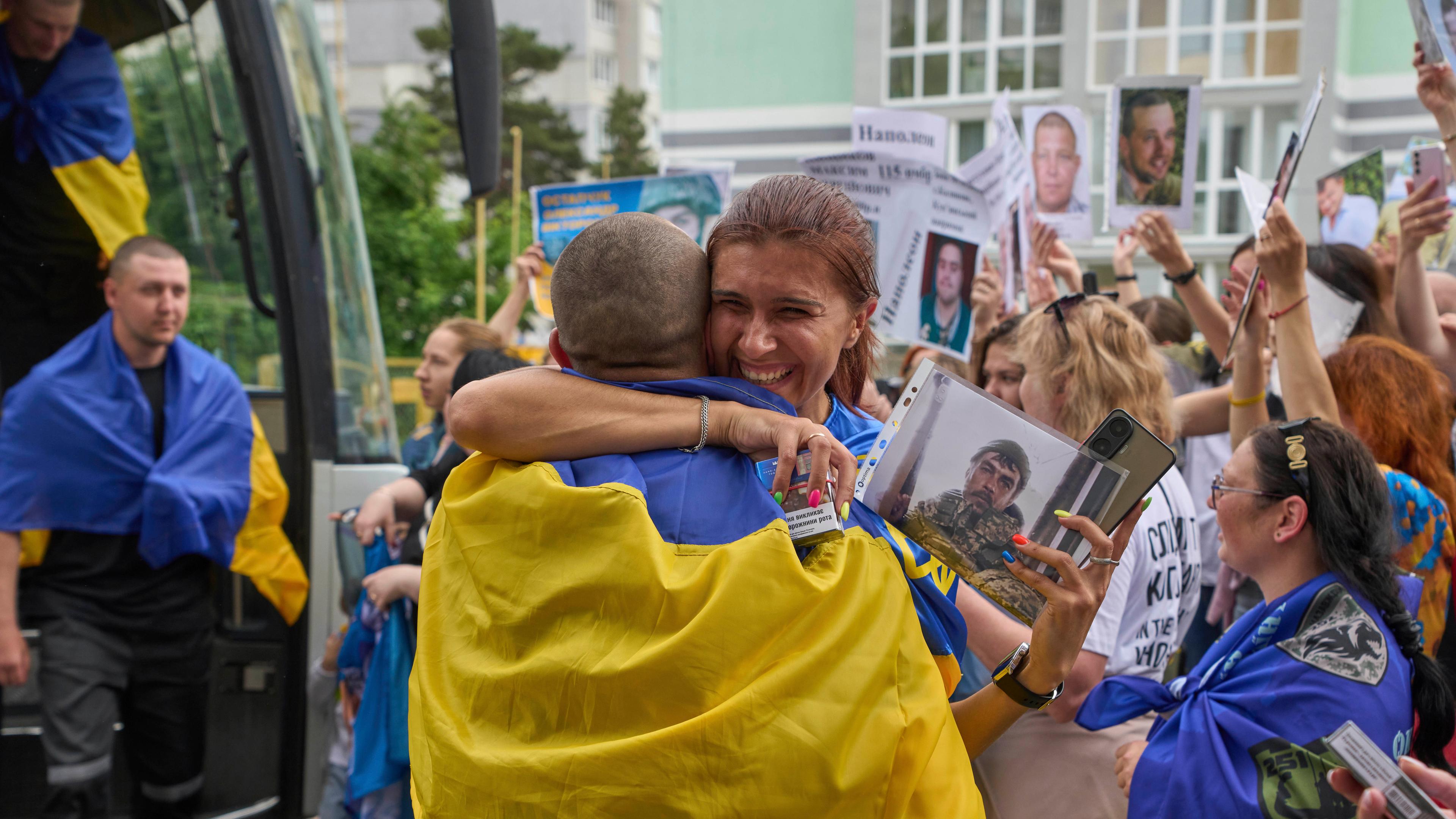 Eine Frau umarmt einen Soldaten, der im Rahmen eines Kriegsgefangenenaustauschs zwischen Russland und der Ukraine am Sonntag, 25. Mai 2025 in der Region Tschernihiw aus der Gefangenschaft zurückgekehrt ist.