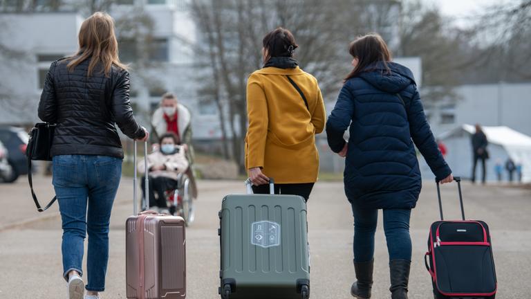 Drei aus der Ukraine stammende Frauen gehen in der Landeserstaufnahmestelle für Flüchtlinge in Ellwangen zu ihrem Quartier.
