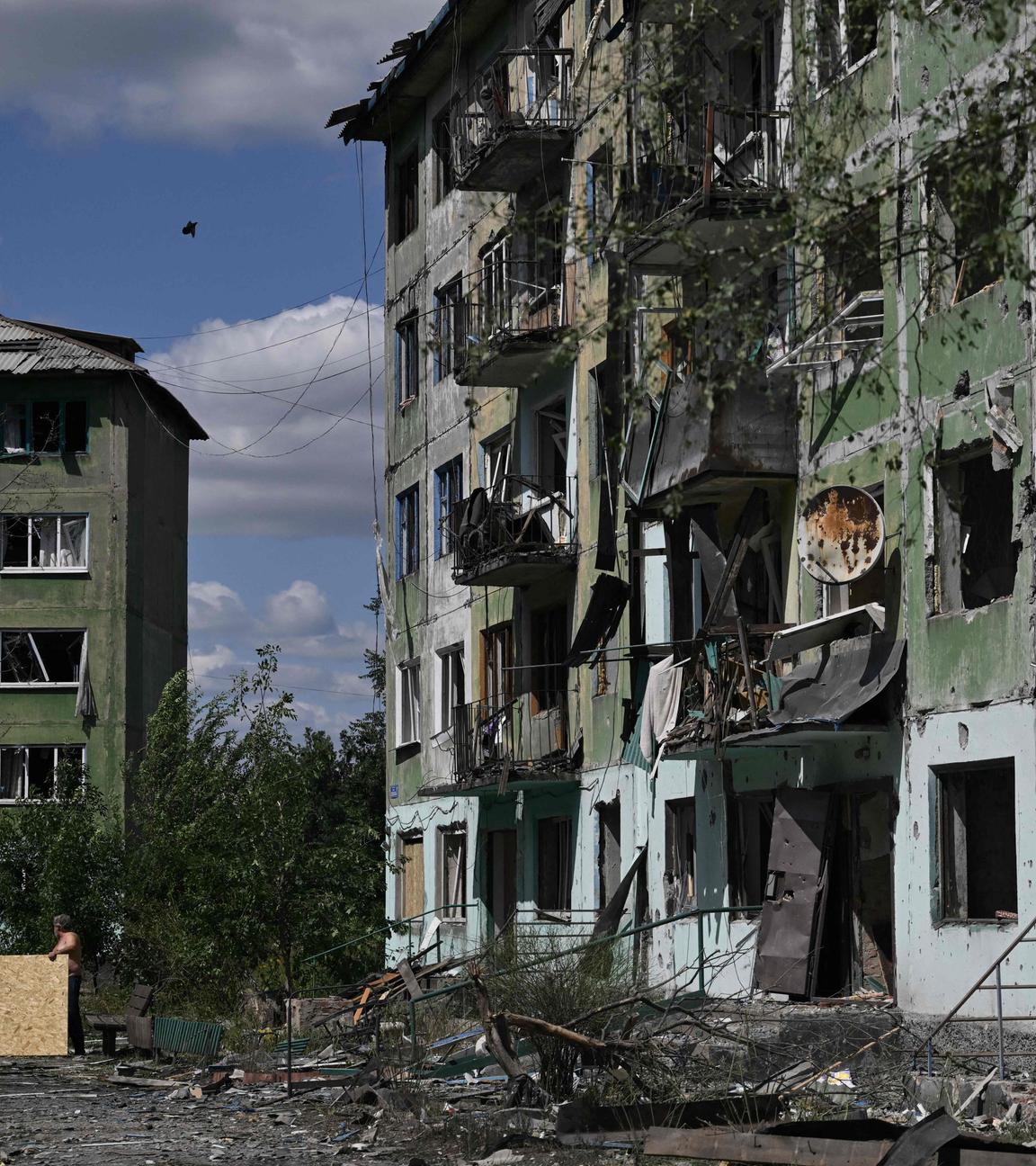 Ukraine, Bilozerske: Häuser wurden durch russsiche Angriffe zerstört.