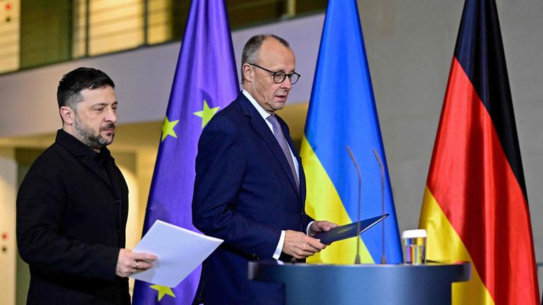 Wolodymyr Selenskyj (l) und Friedrich Merz, aufgenommen am 15.12.2025 in Berlin