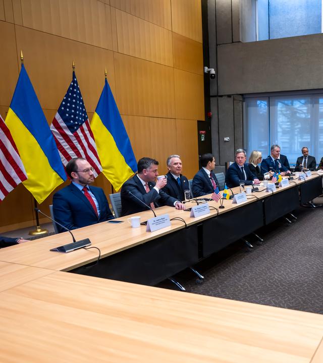 Genf: Die US-amerikanischen und die ukrainischen Delegationen zu Beginn ihrer Gespräche in der US-Vertretung in Genf. 