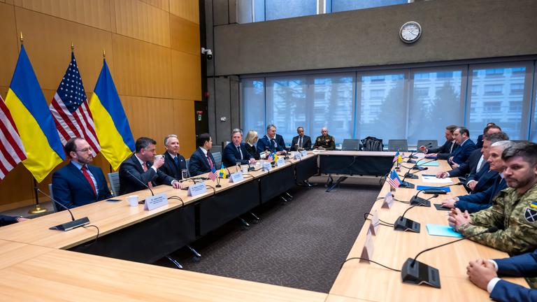 Genf: Die US-amerikanischen und die ukrainischen Delegationen zu Beginn ihrer Gespräche in der US-Vertretung in Genf. 