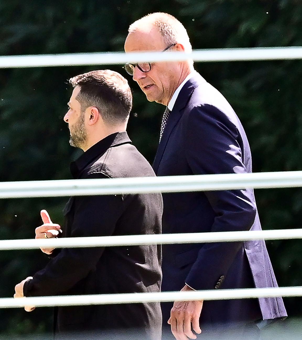 Wolodymyr Selenskyj (l), Präsident der Ukraine, wird von Bundeskanzler Friedrich Merz (CDU) vor dem Kanzleramt begrüßt. 
