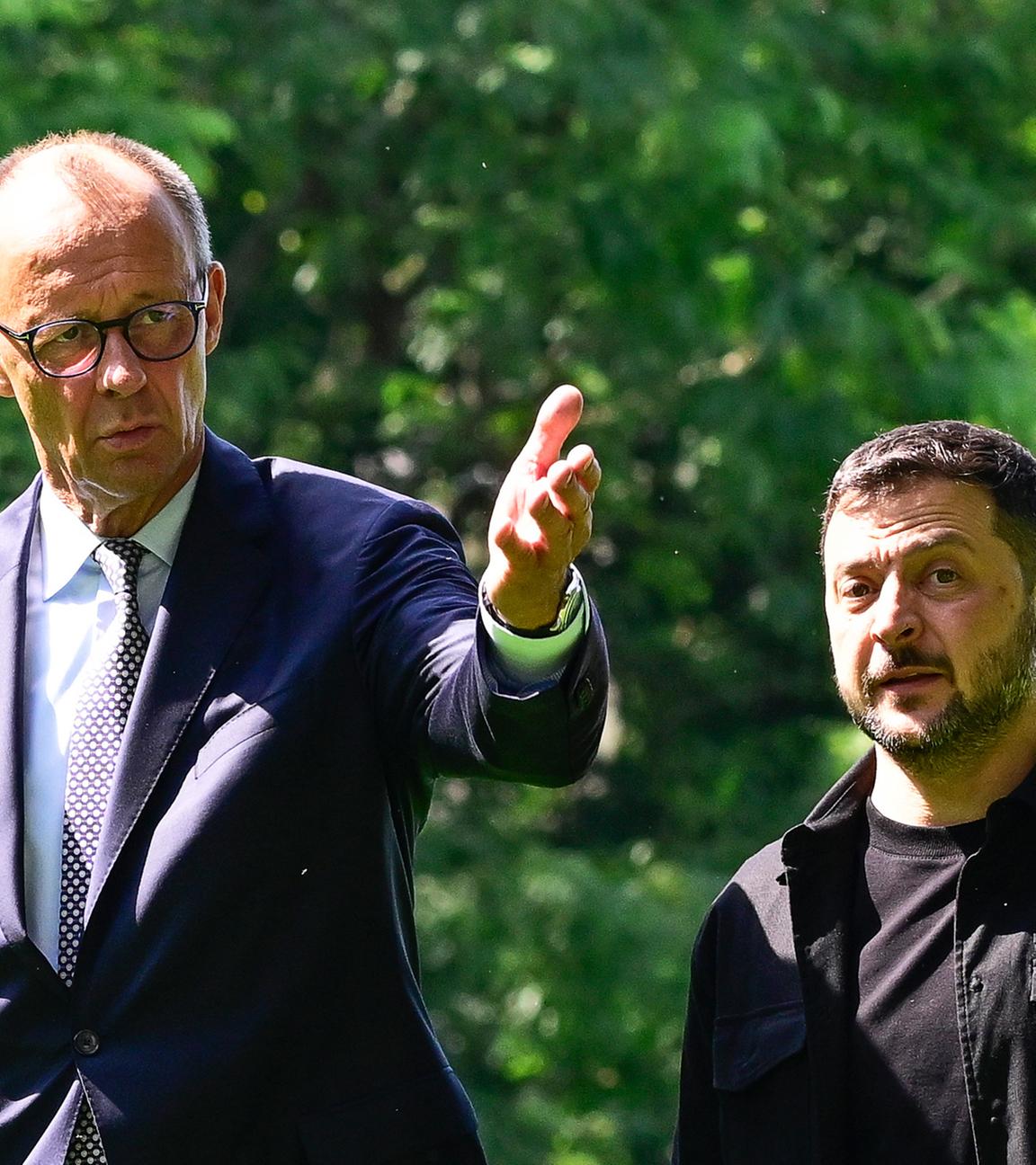 Wolodymyr Selenskyj (r.), Präsident der Ukraine, wird von Bundeskanzler Friedrich Merz (CDU) vor dem Kanzleramt begrüßt. 