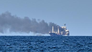 Rauch steigt von einem Getreidetransporter auf dem Schwarzen Meer auf.