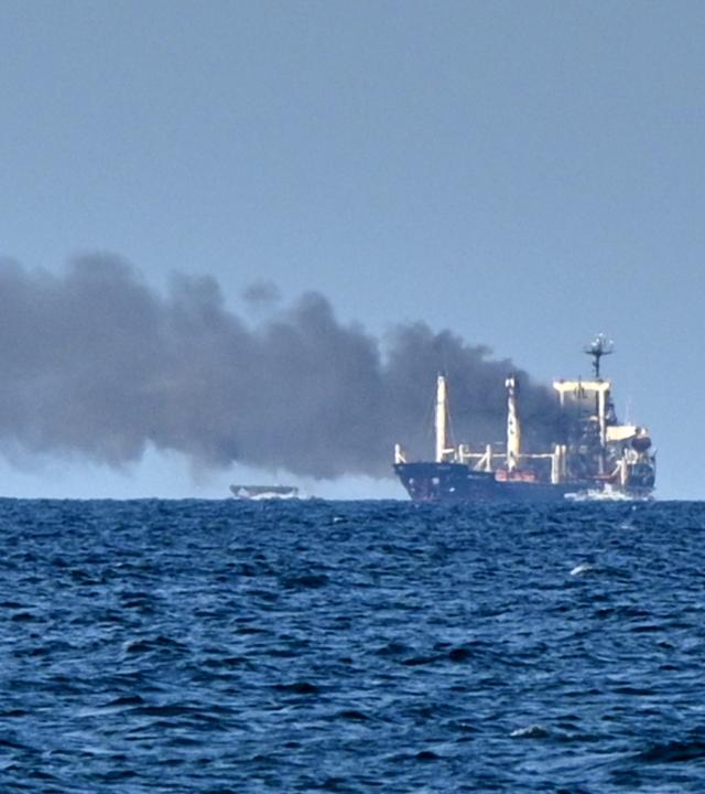 Rauch steigt von einem Getreidetransporter auf dem Schwarzen Meer auf.