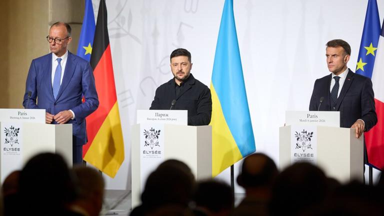 Bundeskanzler Friedrich Merz (l), der ukrainische Präsident Wolodymyr Selenskyj (m), der französische Präsident Emmanuel Macron