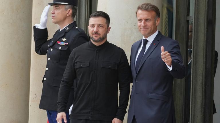 Frankreich Präsident Macron mit dem ukrainischen Präsidenten Selenskyj