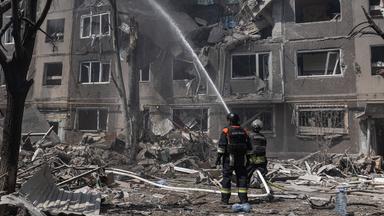 Ein zerstörtes Haus in der Ukraine