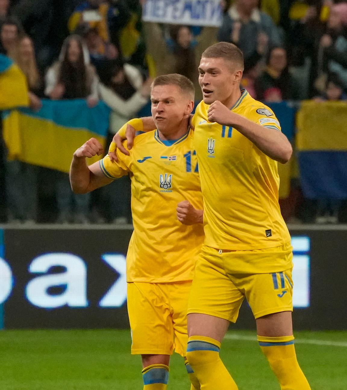 Ukraines Oleksandr Zinchenko und Artem Dovbyk jubeln.