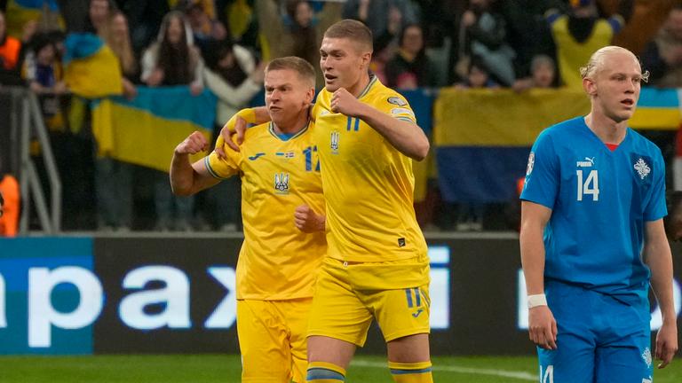 Ukraines Oleksandr Zinchenko und Artem Dovbyk jubeln.