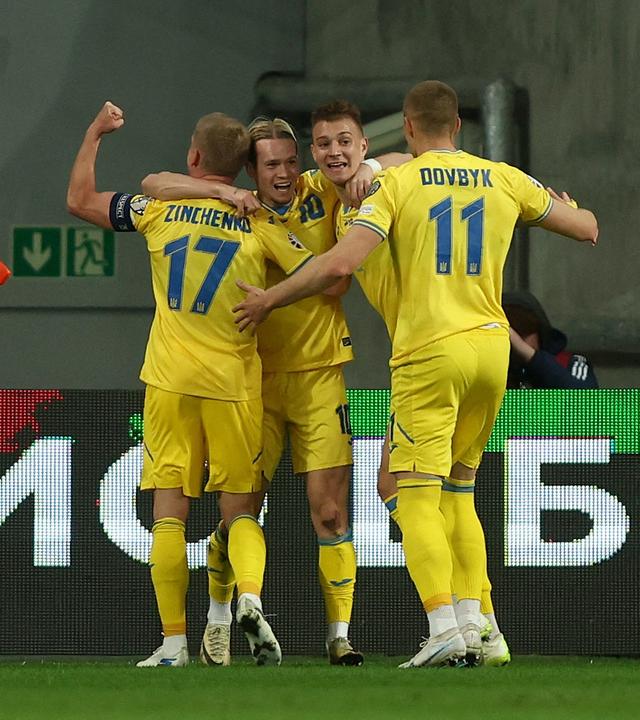 Ukraine's Mykhailo Mudryk feiert seinen Treffer zum 2:1 mit seinen Teamkollegen.
