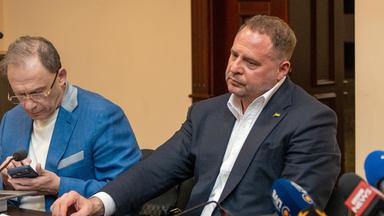 Andrij Jermak (r), früherer ukrainischer Präsidialamtschef, ist während einer Gerichtsverhandlung in einem Gerichtssaal in Kiew zu sehen.