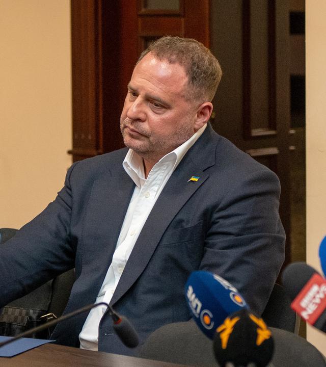 Andrij Jermak (r), früherer ukrainischer Präsidialamtschef, ist während einer Gerichtsverhandlung in einem Gerichtssaal in Kiew zu sehen.