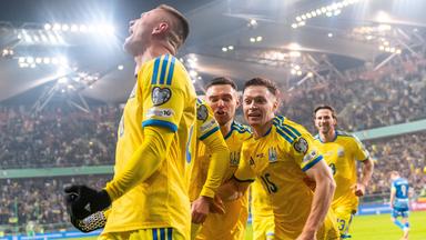 Die Spieler der ukrainischen Nationalmannschaft jubeln nach Oleksandr Zubkovs Treffer zum 1:0 gegen Island in der 83. Minute.