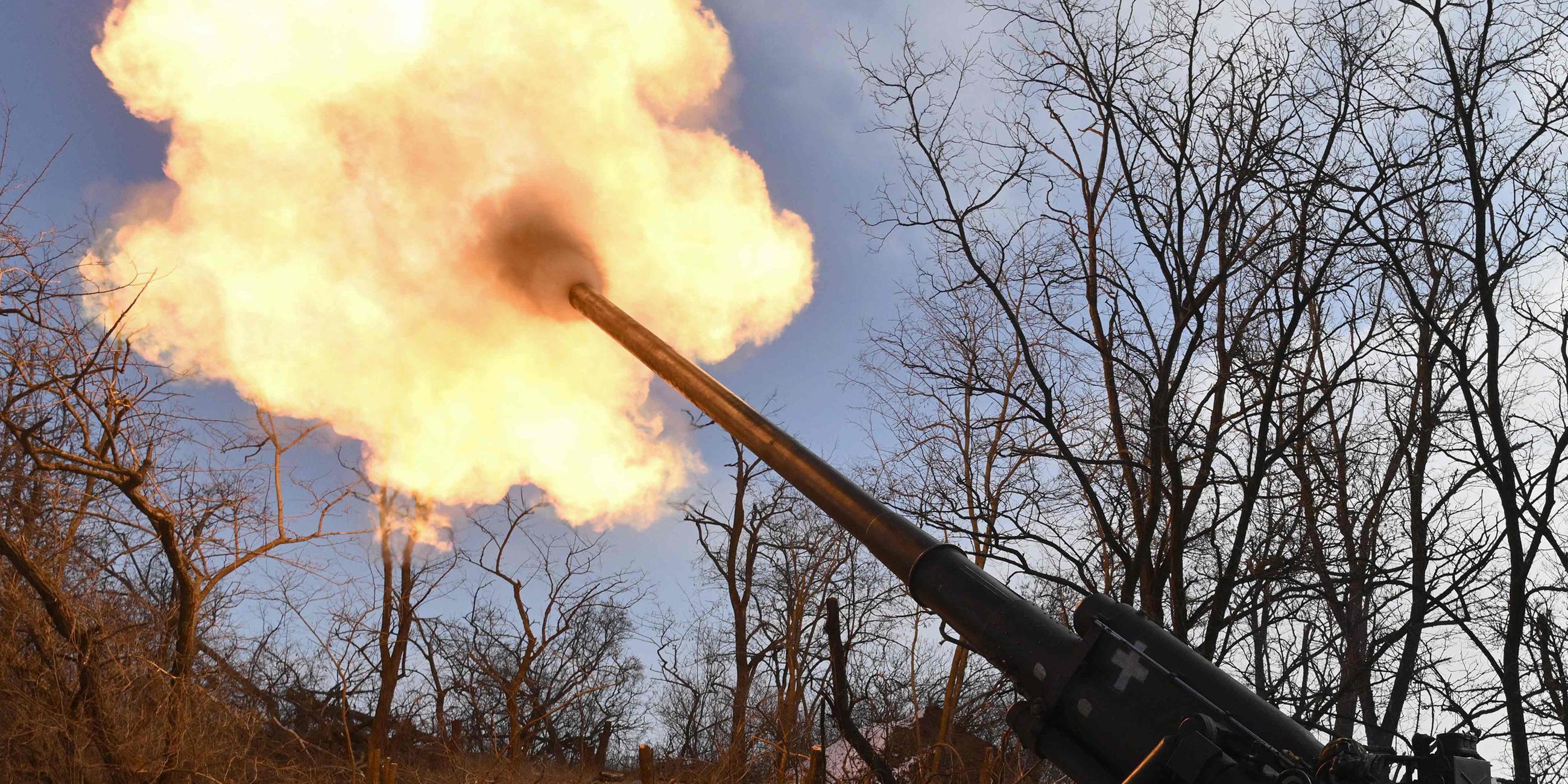 Ukrainische Soldaten feuern Kanone ab