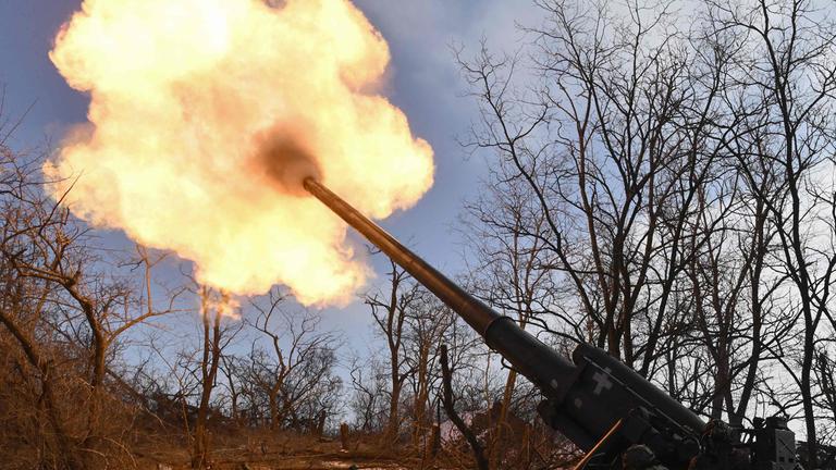 Ukrainische Soldaten feuern Kanone ab