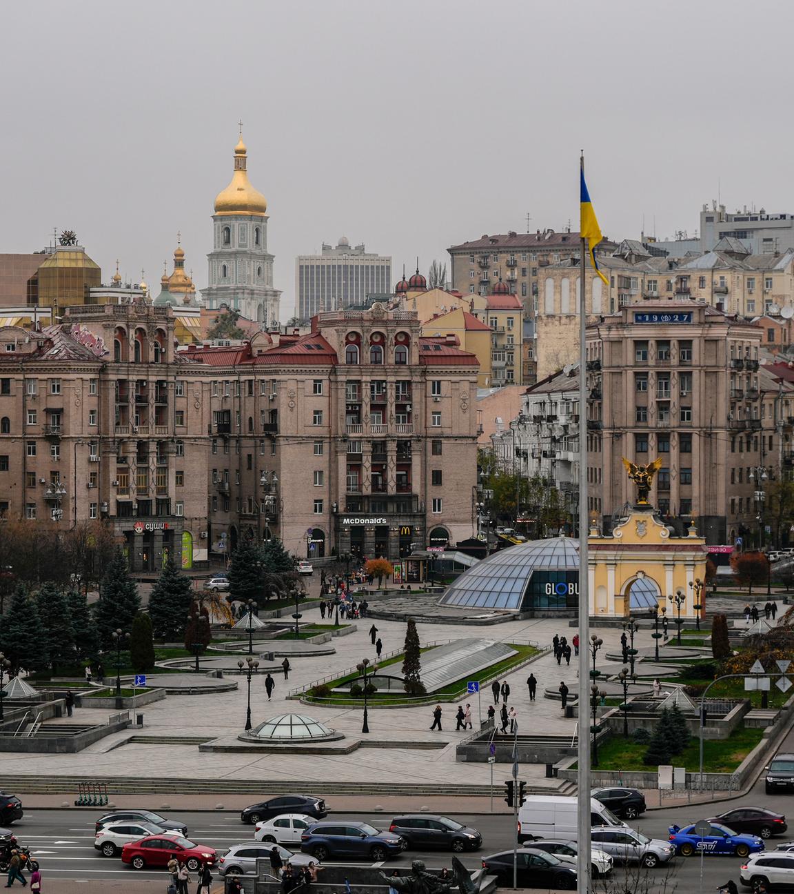 Autos fahren am Unabhängigkeitsplatz entlang der Khreshchatyk-Straße vorbei