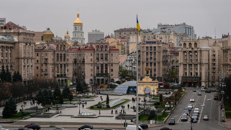 Autos fahren am Unabhängigkeitsplatz entlang der Khreshchatyk-Straße vorbei