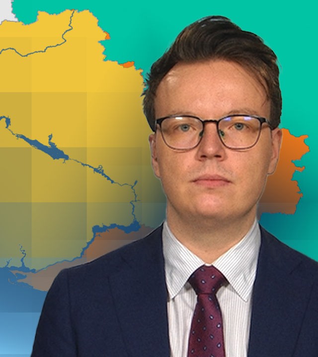 Militärexperte Fabian Hoffman vor einer Karte der Ukraine.
