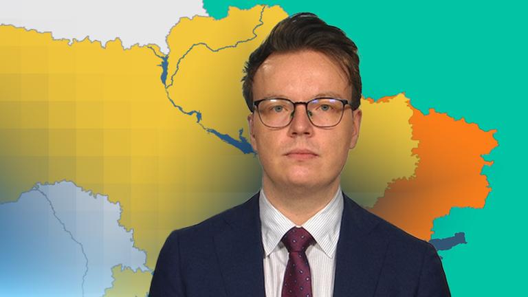 Militärexperte Fabian Hoffman vor einer Karte der Ukraine.