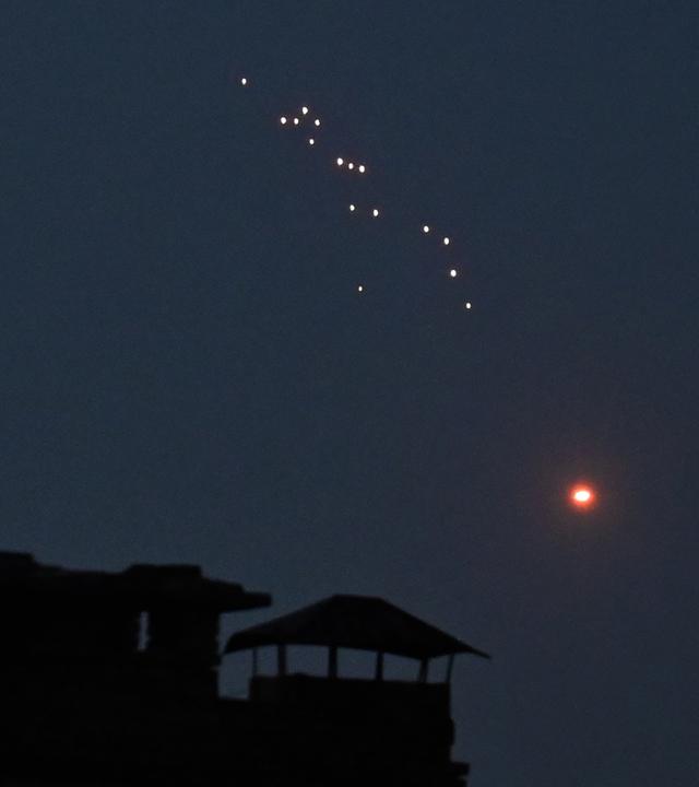 Die ukrainische Luftabwehr feuert in der Dunkelheit auf eine russische Drohne.