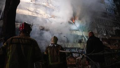 2 dead and 21 injured as Russian missile hits Kyiv residential building