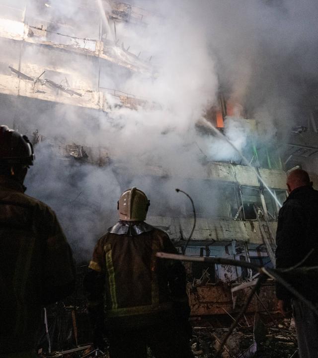 2 dead and 21 injured as Russian missile hits Kyiv residential building